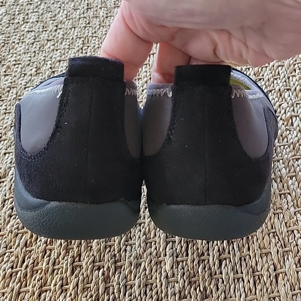 CLOUD 9 rounded toe flat shoes.  Black gray.  Size 10 M